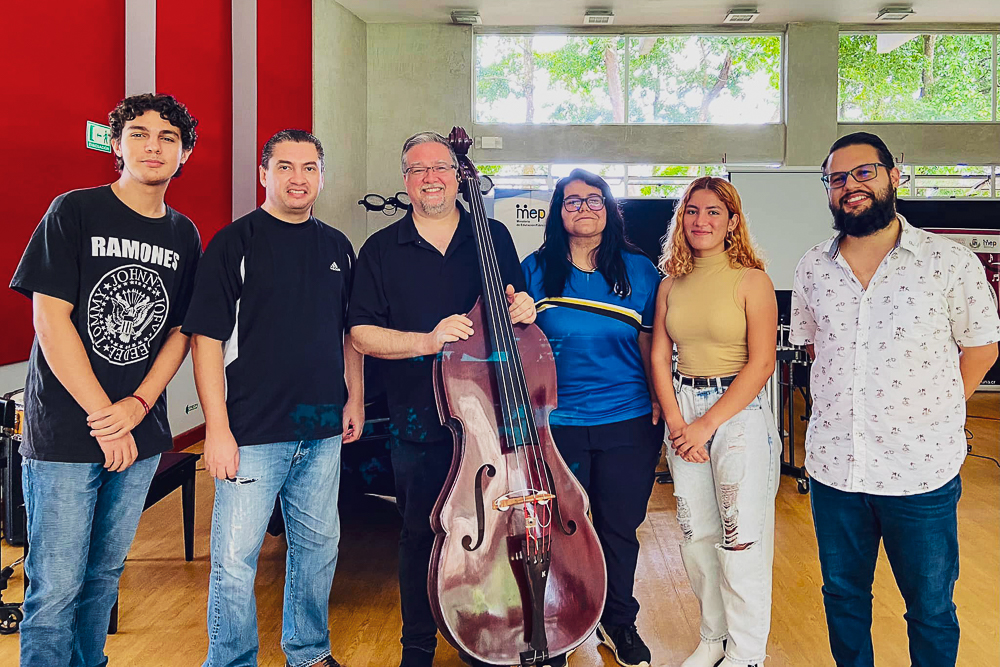 Jamie Ousley poses with five members of the School of Symphonic Music of Pérez Zeledón